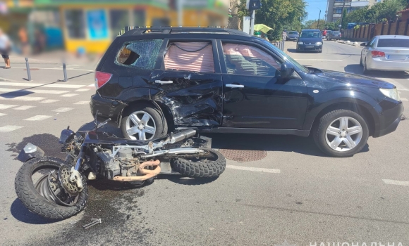 У Вінниці мотоцикліст в'їхав у Subaru й потрапив до лікарні