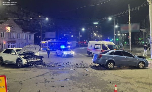 У Вінниці на перехресті водій Hyundai протаранив зустрічний Chevrolet 