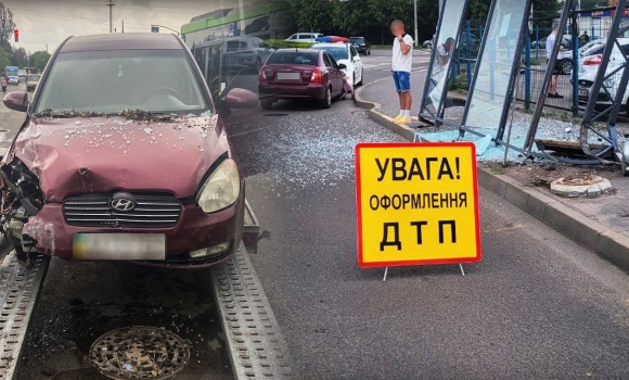 У Вінниці п'яний водій легковика влетів у зупинку громадського транспорту