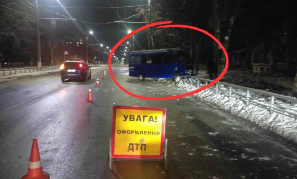 У Вінниці п'яний водій Mercedes в'їхав у дерево та огорожу