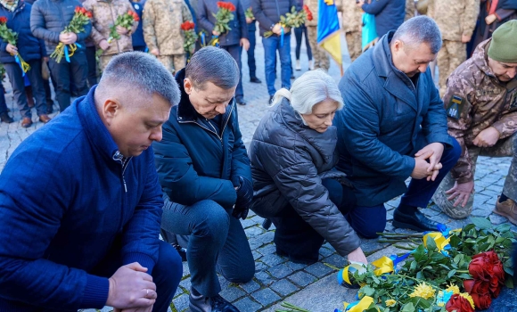 У Вінниці поклали квіти до пам’ятного знаку Небесній Сотні і загиблим героям війни