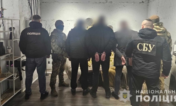 У Вінниці троє чоловіків вимагали у 19-річного хлопця три тисячі доларів