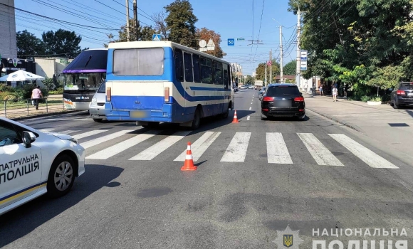 У Вінниці водій автобуса в'їхав у Mercedes - його водійку доправили до лікарні