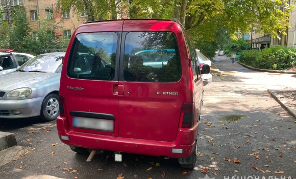 У Вінниці водій Peugeot під час руху заднім ходом допустив наїзд на місцеву жительку