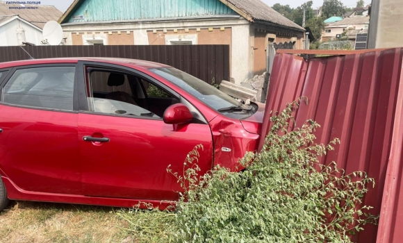 У Вінниці водій з ознаками сп'яніння розтрощив на своєму Hyundai чужий паркан