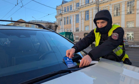 У Вінниці водіям роздають інформаційні листівки про дію нових дорожніх знаків