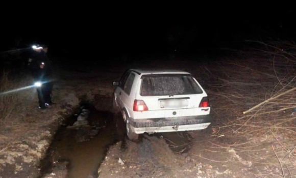 У Вінницькому районі п'яничка вкрав авто і застряг на ньому в багнюці