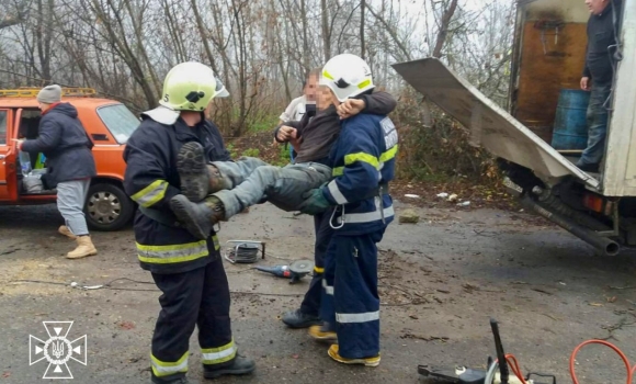 У Ямпільській громаді допомогли чоловікові, якого затисло у кузові вантажівки