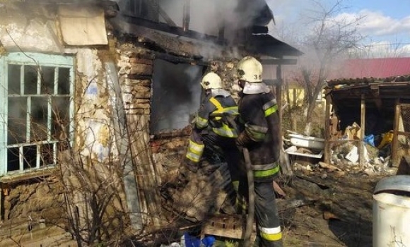 У Ямполі рятувальники загасили пожежу в житловому будинкуУ Ямполі рятувальники загасили пожежу в житловому будинку