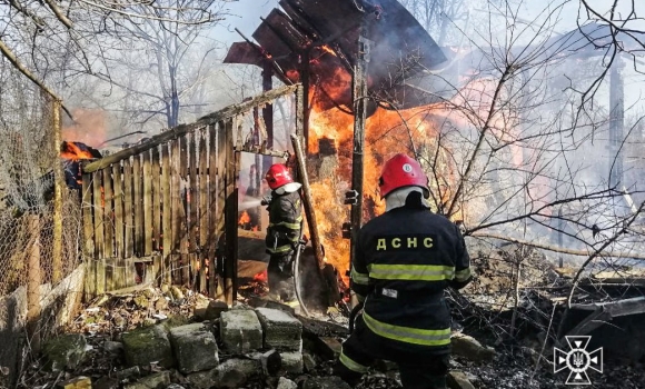 У Жмеринці рятувальники загасили пожежу - горіла надвірна споруда