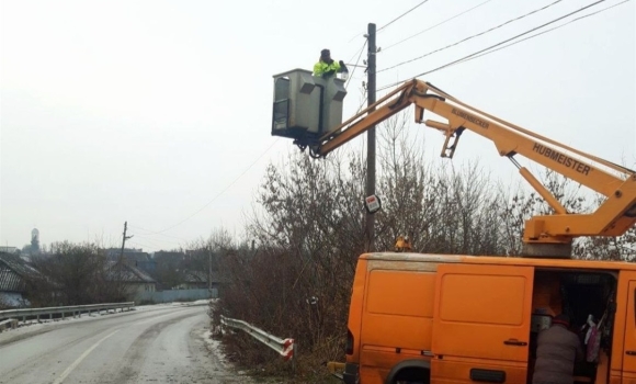 У Жмеринській громаді замінюють лампи у мережі вуличного освітлення