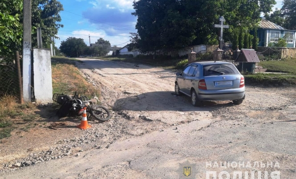 У Жмеринському районі 14-річний мотоцикліст заїхав під колеса «Шкоди»