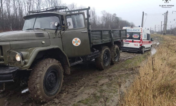 У Жмеринському районі “швидка” застрягла на грунтовій дорозі