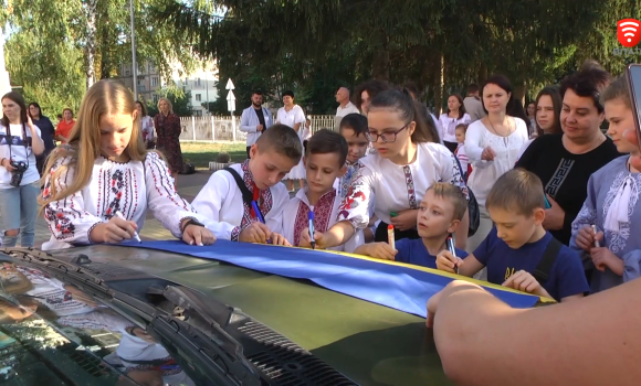 Учні вінницького ліцею №33 придбали позашляховик для військових за 209 тисяч гривень