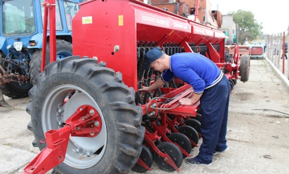 Вінницькі роботодавці потребують трактористів та підсобних робітників