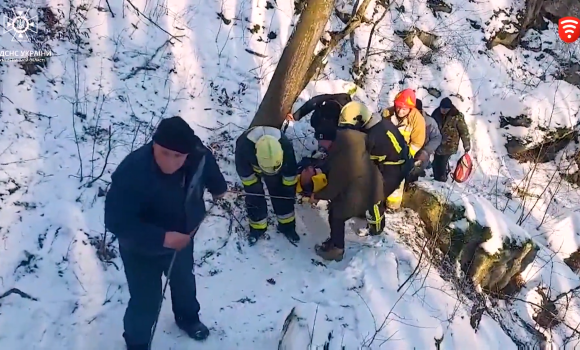 В 20 метрову прірву зірвався рибалка у Кам’янці-Подільському