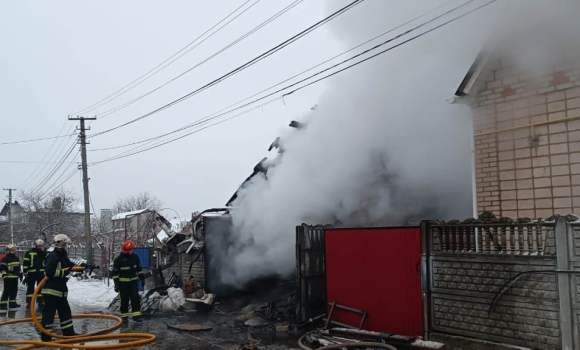 В Агрономічному сталася пожежа - загорівся гараж з автомобілем