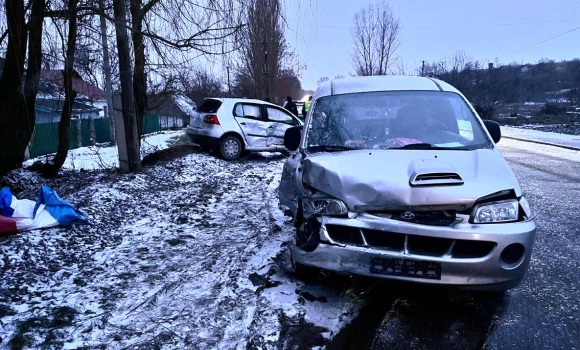 В Чечельнику легковик зіткнувся з мінівеном: постраждали двоє дітей