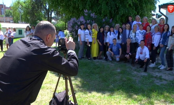 В День вишиванки вінничани долучились до створення фотовернісажу Україна - це я