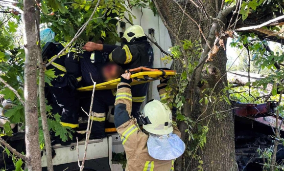 В Гайсинському районі рятувальники деблокували водія із розтрощеної автівки