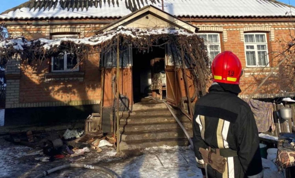 В Хмільницькому районі під час пожежі ледь не вчаділа 87-річна пенсіонерка