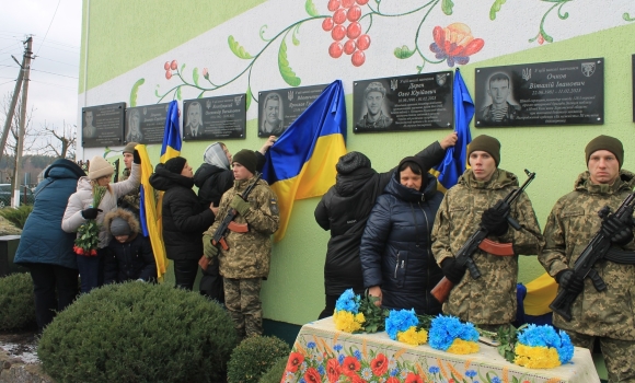 В ліцеї на Калинівщині відкрили меморіальні дошки на честь полеглих Героїв