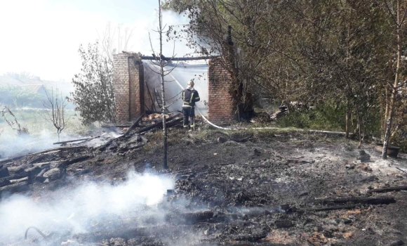 В Лука-Мелешківській громаді люди палили листя, а загорілась ферма