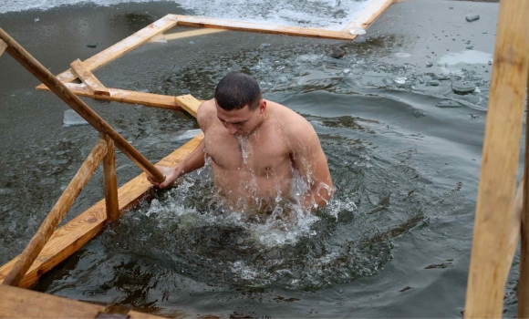 В цей день вода лікує та оздоровлює скільки вінничан пірнали в крижані ополонки на Водохреще