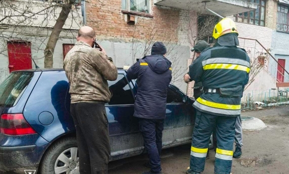 В Тульчині тримісячна дитина опинилась заблокованою в автомобілі