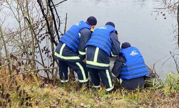 В Тульчинській громаді рятувальники дістали з водойми тіло потопельника