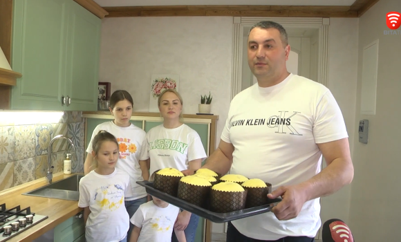 Великодню випічку на передову пече родина координатора ГумШтабу Анатолія Крижанівського