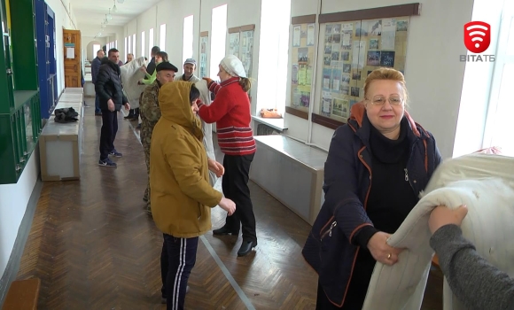 Вінницькі педагоги допомагають розподілити гуманітарку для переселенців