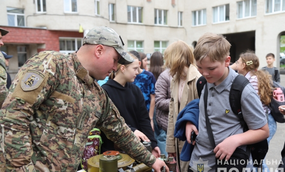 Вінницькі правоохоронці вчили дітей не панікувати у випадку надзвичайних ситуацій