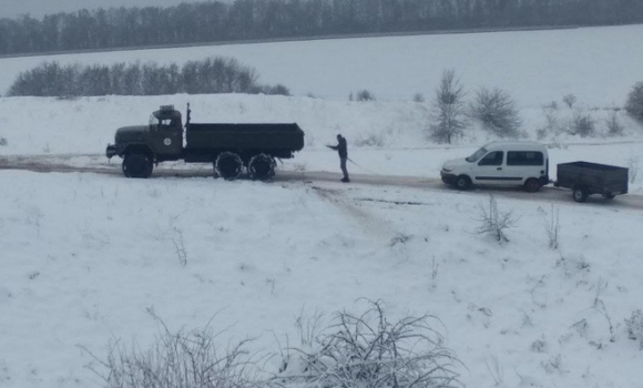 Вінницькі рятувальники допомогли водію, який не міг подолати крутий схил