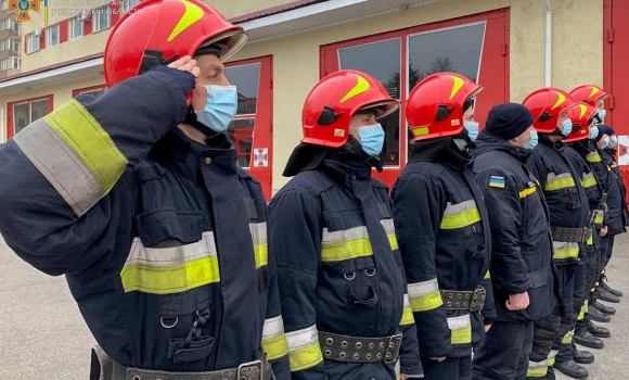 Вінницькі рятувальники урочисто підняли Державний Прапор України