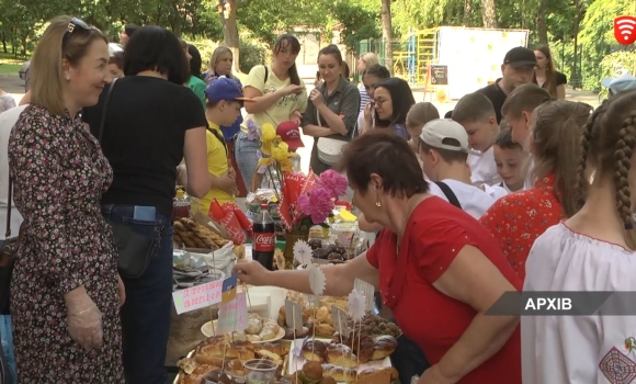 Вінницькі школи придбали два позашляховики та понад 30 ґаджетів для ЗСУ