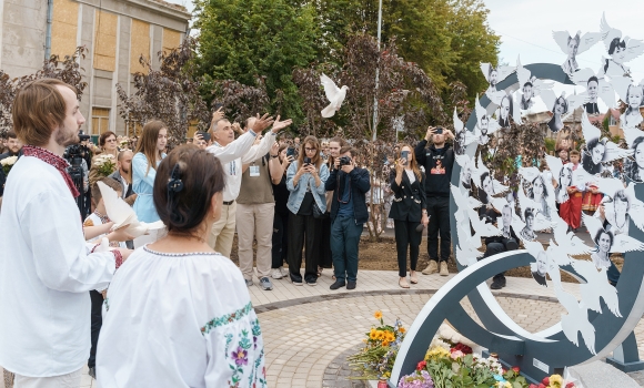 Вінниця вшановує пам'ять загиблих у теракті 14 липня - на площі Перемоги відкрили пам'ятний знак