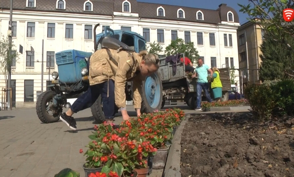 Вінницязеленбуд висаджує на міських клумбах квіткові композиції в народному стилі