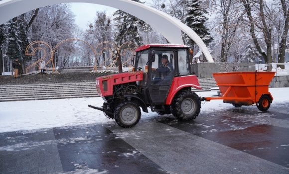 Вінницю замело всю ніч комунальні служби прибирали місто від снігу