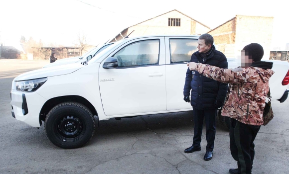 Вінницька громада та Гумштаб передали п’ять пікапів для воїнів 59 ОМБр