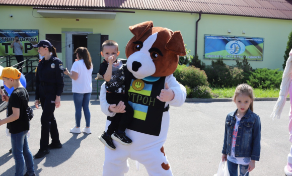 Вінницькі поліцейські, рятувальники та волонтери привітали малюків із Днем захисту прав дітей