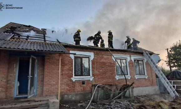 Внаслідок ворожої атаки виникла пожежа в житловому будинку на Вінниччині