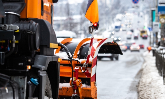 Вночі на вулиці Вінниці висипали понад 500 тонн протиожеледних засобів