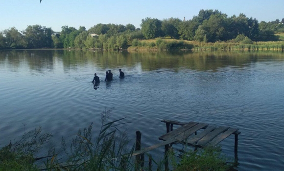 Двоє семирічних друзів несли ягоди та фрукти до приймального пункту, втопились у селі Попівці