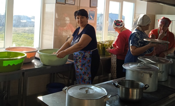 Якушинецькі господині готують для бійців тушонку у спеціалізованих пакетах