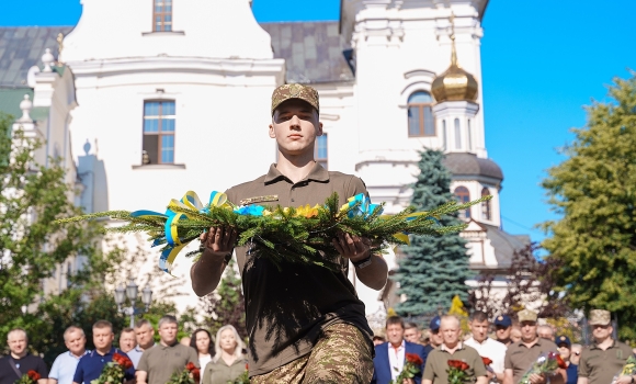 З нагоди Дня Конституції у Вінниці вшанували пам'ять полеглих Героїв