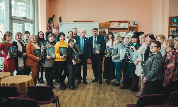 Закладам культури у Вінниці передали примірники нової книги Петра Бойка