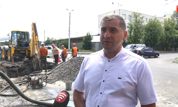 Замінять 10 метрів водогону: фахівці водоканалу ліквідовують наслідки масштабної аварії