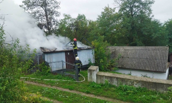 Замикання електромережі спалило гараж на Шаргородщині