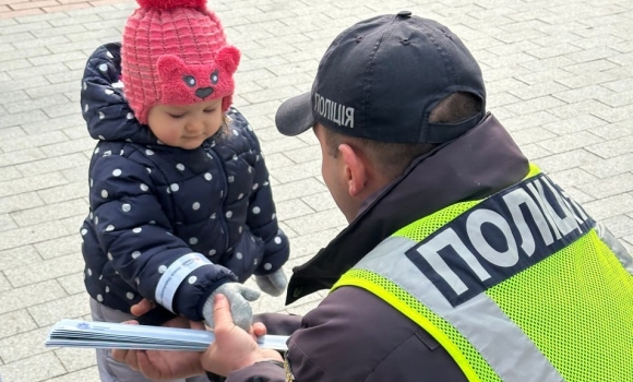 "Засвітіться" у темряві - вінницькі патрульні провели акцію для пішоходів"Засвітіться" у темряві - вінницькі патрульні провели акцію для пішоходів